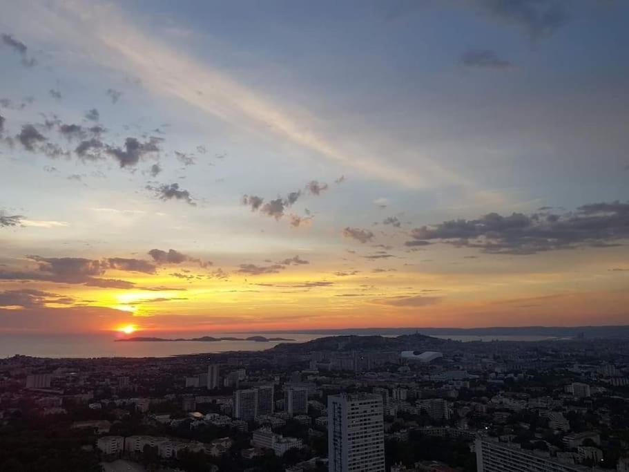 Superbe Appartement 2 Chambres Avec Vue Sur La Mer Et La Montagne Marseille Bagian luar foto