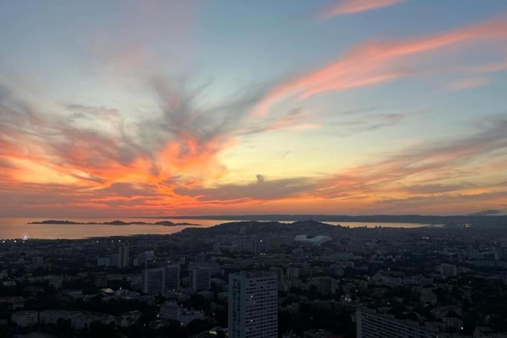 Superbe Appartement 2 Chambres Avec Vue Sur La Mer Et La Montagne Marseille Bagian luar foto